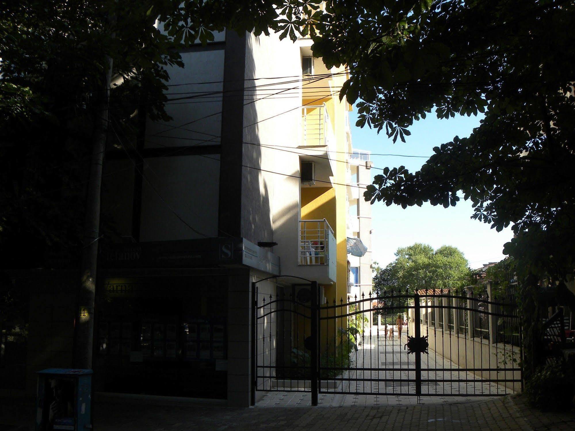 Apartcomplex New Tawn Obzor Luaran gambar